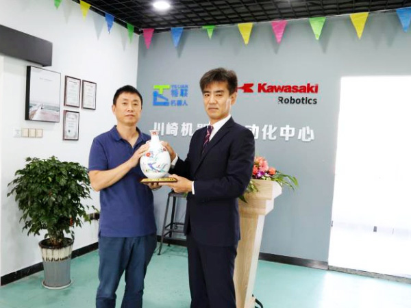 川崎機(jī)器人攜手東莞特聯(lián)助力真空保溫杯容器行業(yè)