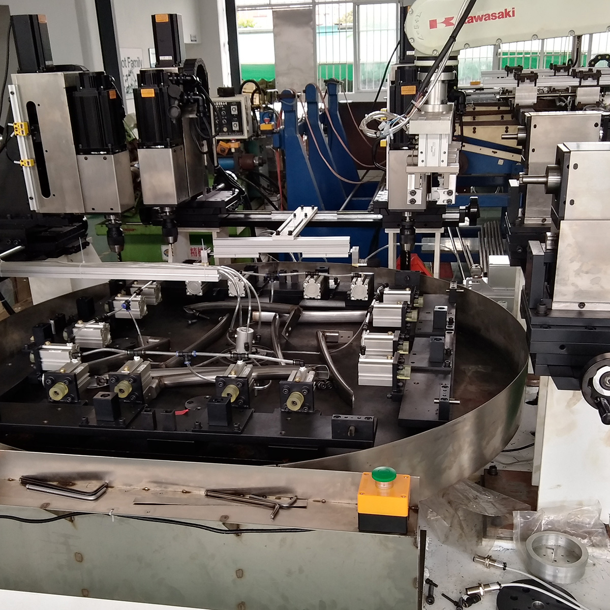 1590830123343264.jpg 四工位自動(dòng)鉆孔攻牙去毛刺一體機(jī).jpg